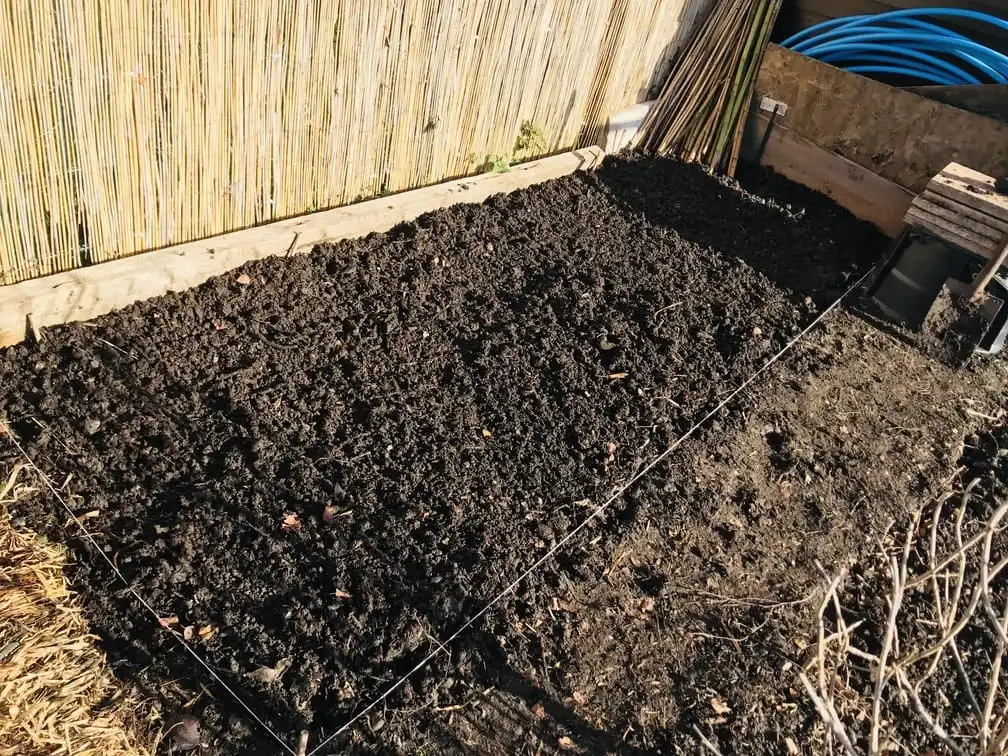 Sifting compost bin