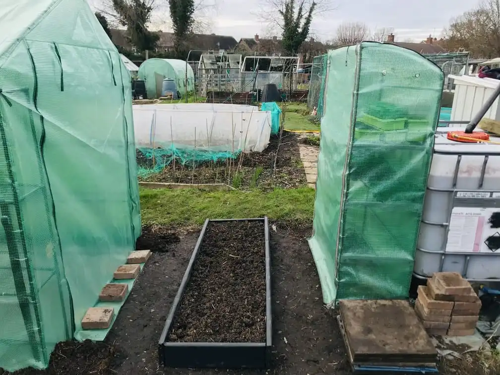 Narrow raised bed construction