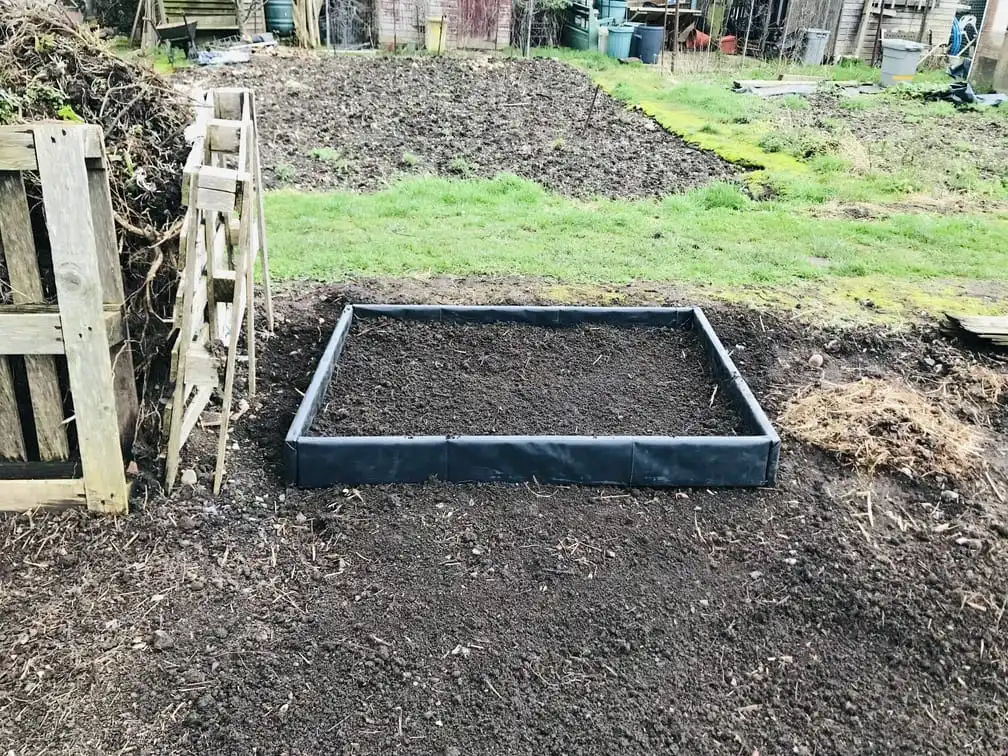 Narrow raised bed construction