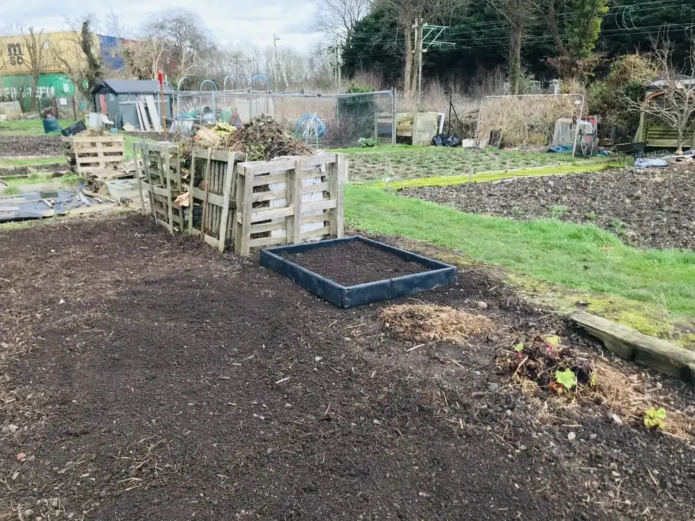 Narrow raised bed construction